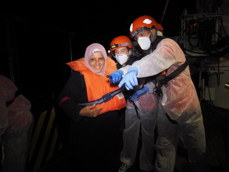 La Resq People effettua un soccorso notturno: salvate 59 persone, tra cui donne e minori