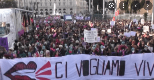 “Ci vogliamo vive”. A Roma la marcia contro la violenza sulle donne