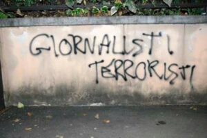 A chi grida nei cortei “Giornalisti terroristi”
