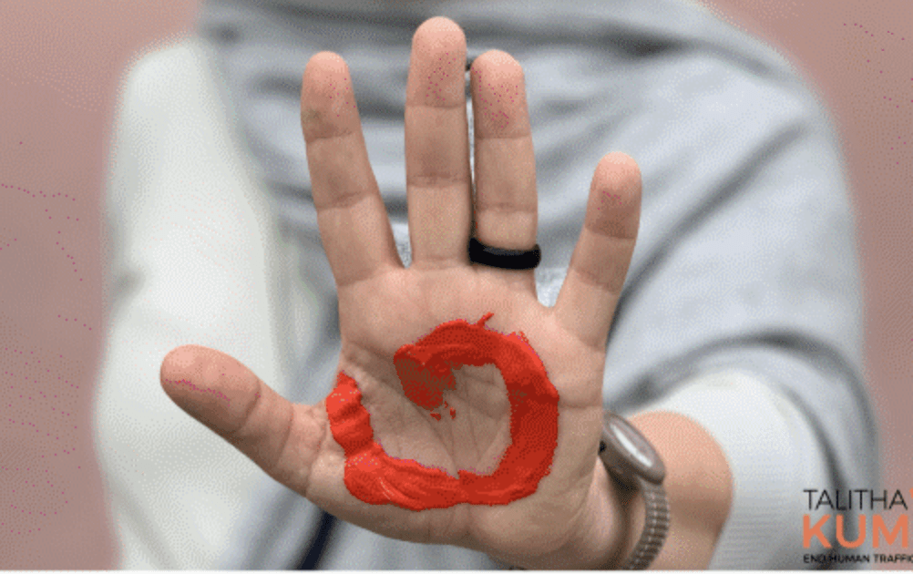 una mano con la spirale simbolo di talitha kum