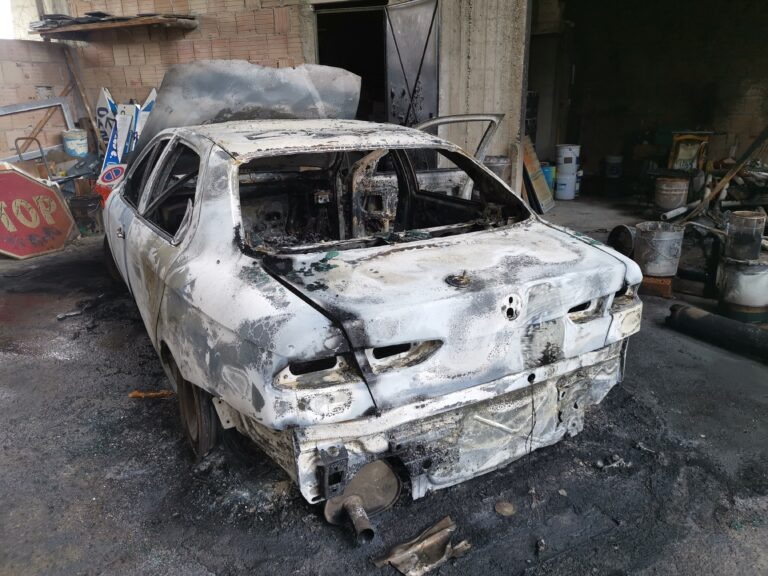 Nuovo atto intimidatorio a Siderno, incendiate due auto del Comune