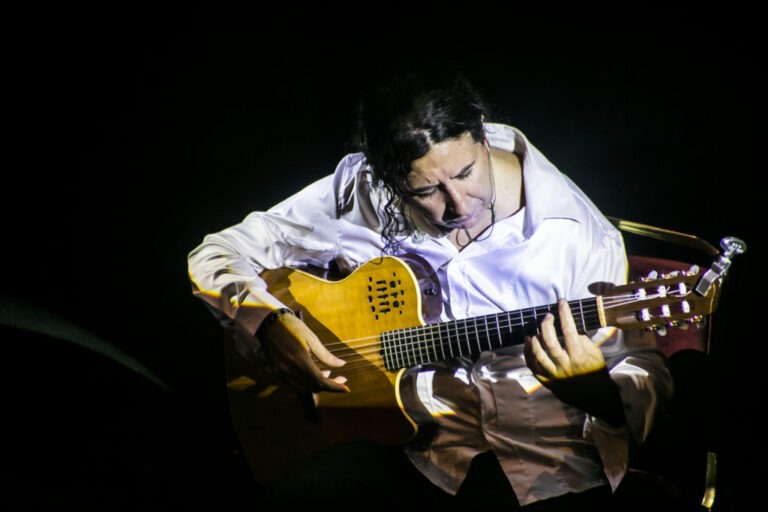 Teatro Vittoria. Giandomenico Anellino in “Una chitarra d’autore”, viaggio estemporaneo nella musica più celebre
