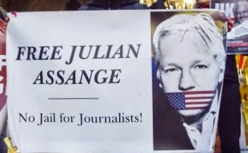 A Roma per la cittadinanza onoraria ad Assange può attendere