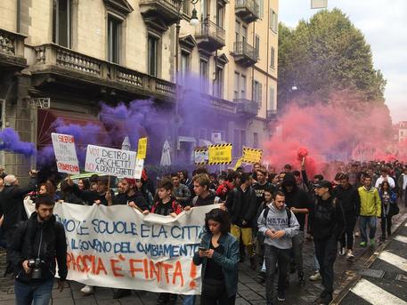 Quel silenzio ingiustificato sulle cariche della polizia contro gli studenti