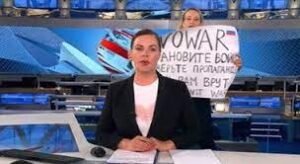 Il valore di quel cartello contro la guerra in diretta sulla tv russa