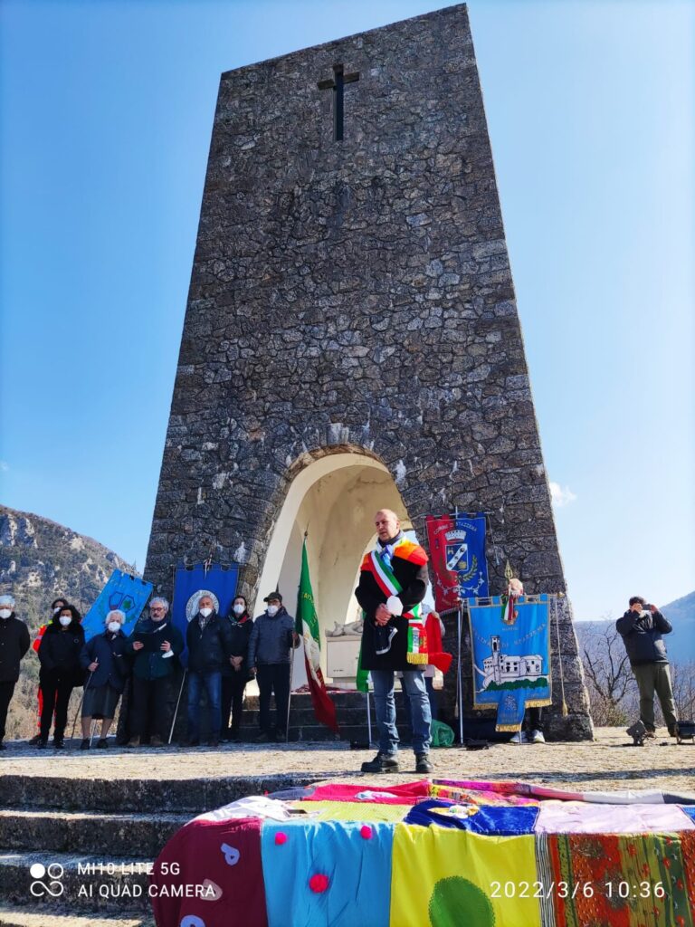 NO Alla guerra. All’ossario di Sant’Anna di Stazzema esposto il tappeto di 1,4 km realizzato dalle donne di tutto il mondo