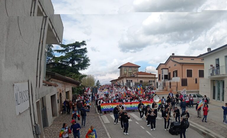 La pace, i diritti, la speranza: i tanti messaggi della Perugia-Assisi 2022