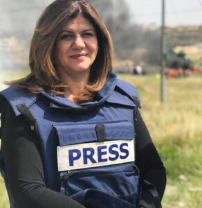 Giornalista di Al-Jazeera uccisa durante scontro israeliani-palestinesi. La tv: “Uccisa a sangue freddo da forze di Tel Aviv”
