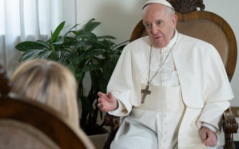 Papa Francesco bacchetta i media: «Attenti a non cadere nei “peccati della comunicazione”»