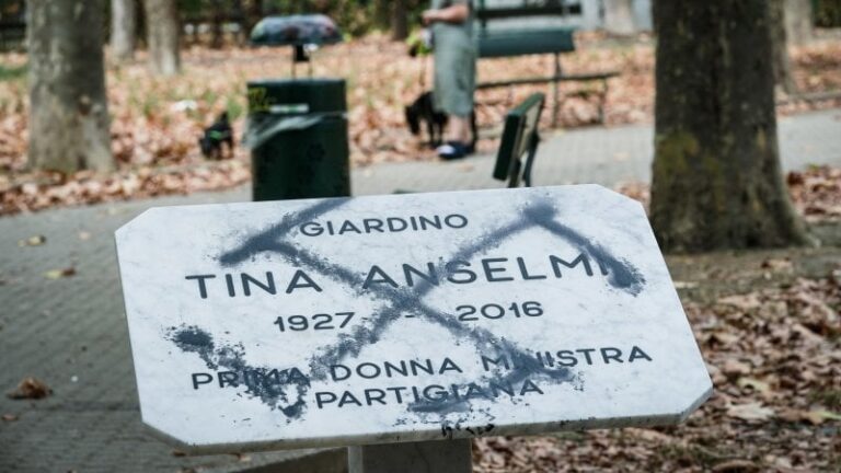 Sfregiare la lapide dedicata a Tina Anselmi è stato un atto disgustoso. Dedichiamole una piazza