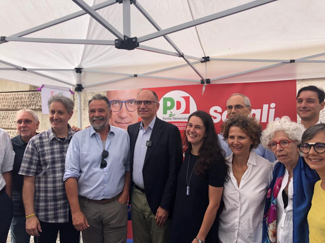 Giornalisti sotto scorta, minacce web e fake news gli argomenti di Enrico Letta  in visita a Valdagno e Recoaro