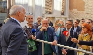Venezia, Sgv in piazza contro i ‘bavagli’. L’impegno del procuratore: «Rapporti equilibrati fra procure e cronisti»