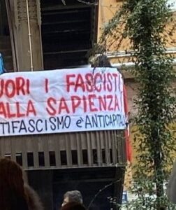 “Via i fascisti da La Sapienza”, cariche della polizia contro gli studenti
