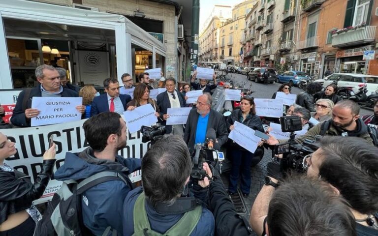 #Noinonarchiviamo! Non ci crede nessuno a questo suicidio”: flashmob a Napoli per Mario Paciolla