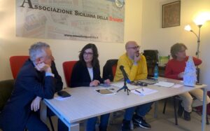 Palermo, consegnato al segretario generale aggiunto Mattia Motta l’albero di Natale dei giornalisti precari