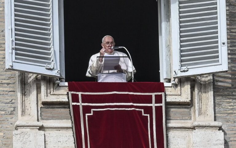 Papa Francesco ai giornalisti: «Sostenete la pace, non rabbia e scontri»
