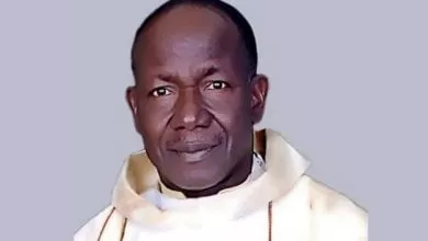 Drammatica domenica per i cristiani in Africa: sacerdote bruciato vivo in Nigeria, attentato in una chiesa in Congo