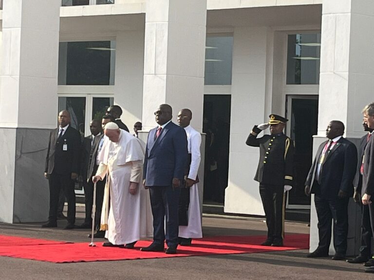 Il Papa a Kinshasa: “Basta soffocare l’Africa: non è una miniera da sfruttare”