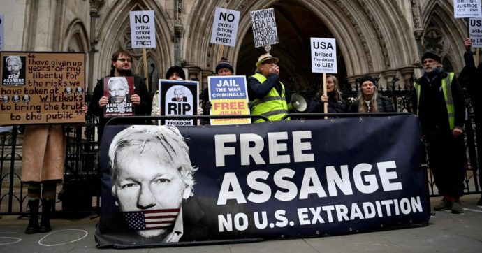 Un movimento di opinione, un’opinione in movimento per Julian Assange