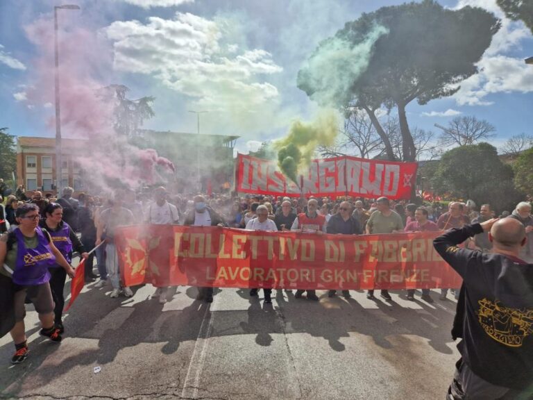 Firenze, in migliaia al corteo per l’ex Gkn. Da sei mesi lavoratori e lavoratrici senza stipendio