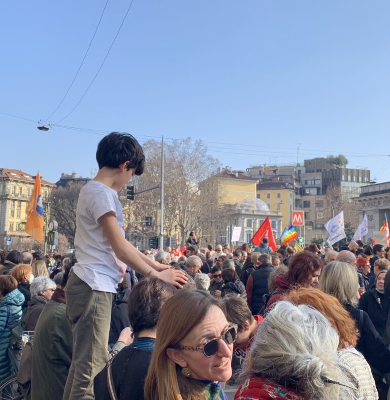 Molti, solidali, umanitari: a Milano manifestazione per dire basta morti in mare. Ma la strada è ancora in salita