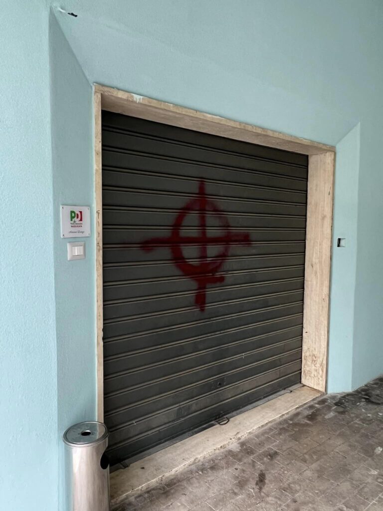 Potenza, atti vandalici contro la sede del Pd. Il segretario regionale: non fermeranno le nostre battaglie politiche