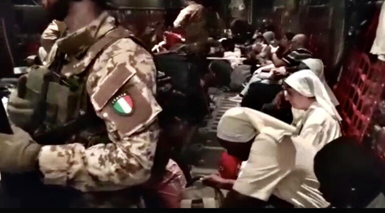 Sudan, la grande fuga degli italiani dal conflitto sempre più grave