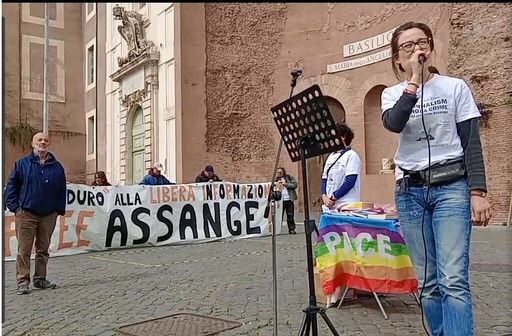 Julian Assange non è più solo. Qualcosa si muove