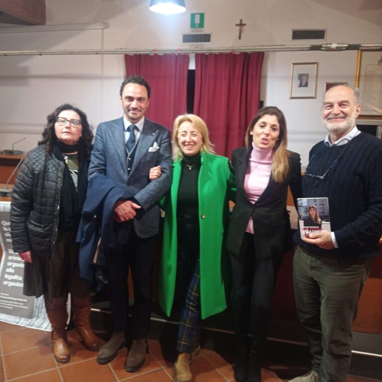 “Nell’inferno di Ponticelli”, a Formia dibattuto con Luciana Esposito e Biagio Chiariello