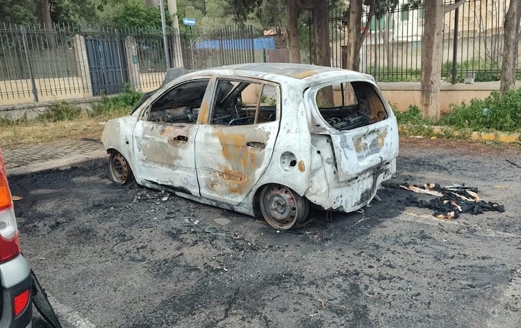 Palermo, incendiata l’auto della cronista Rossella Puccio. Fnsi: accanto alla collega