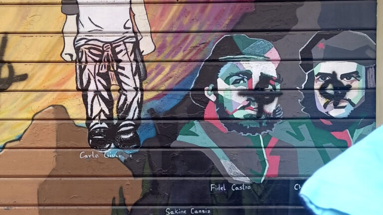 Croci celtiche sulla porta del centro Che Guevara. L’ultimo messaggio fascista a Roma