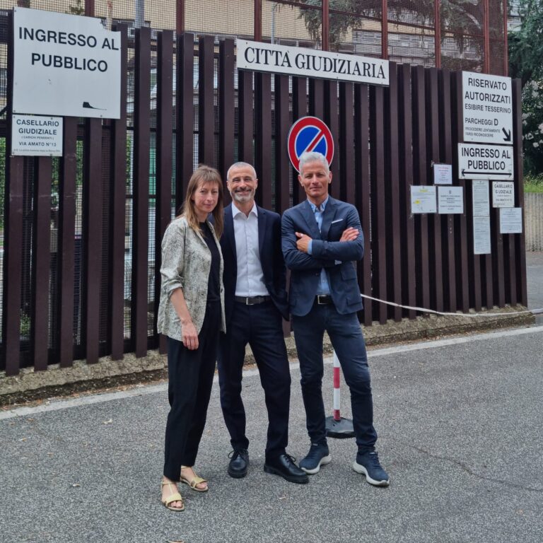 Scivolone dell’avvocato dei Casamonica: “I giornalisti aggrediti sono stati imprudenti”