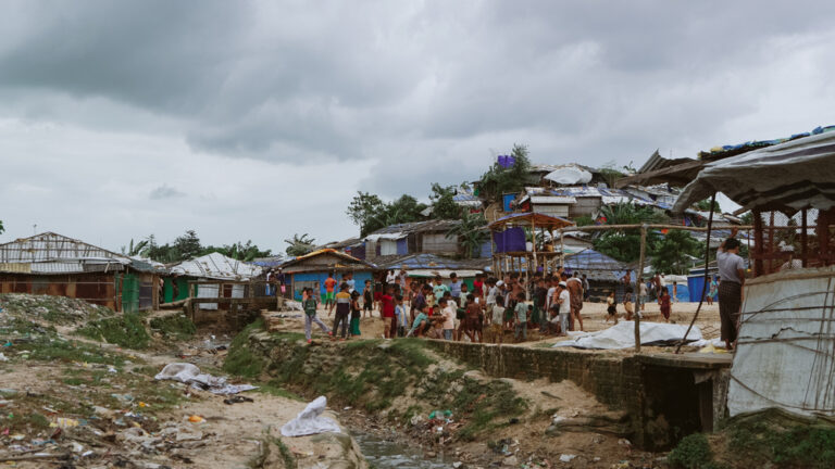 Rohingya, MSF: “Dimenticati dal mondo, non dalle malattie”     A sei anni dalla fuga dal Myanmar è ancora emergenza sanitaria nel più grande campo per rifugiati nel mondo   