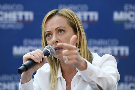 Meloni indebolita torna populista