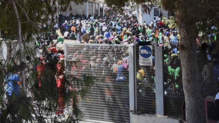 Lampedusa e migranti. Allo scoccare del 2023, la clessidra sembra essere tornata indietro di oltre dieci anni