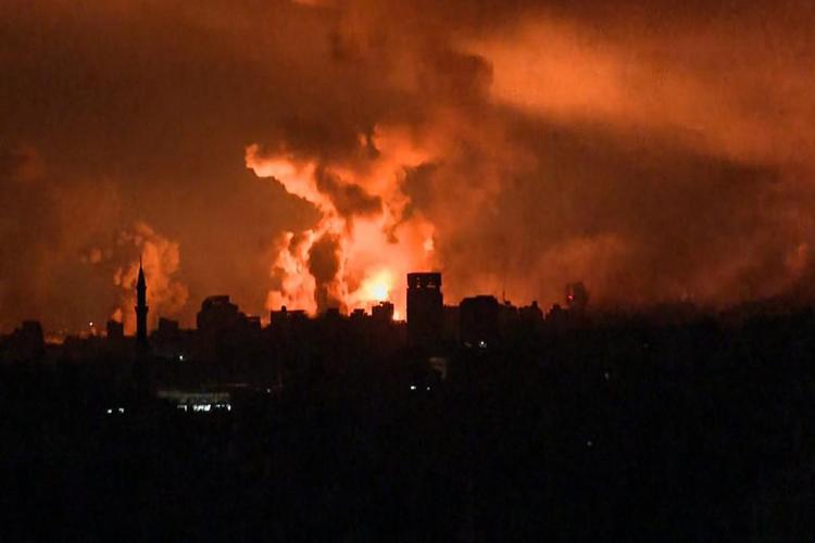 Gaza, raid devastante nella notte più buia di sempre. Black out delle comunicazioni