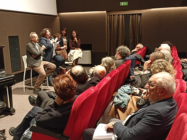 In tanti ieri al Cinema Farnese di Roma per Assange