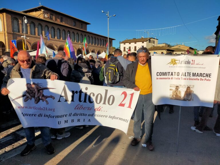 Migliaia di pacifisti ad Assisi per chiedere il “cessate il fuoco”. Anche Articolo21 in corteo
