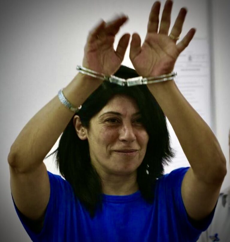 Cisgiordania, arrestata l’attivista ed ex deputata palestinese Khalida Jarrar
