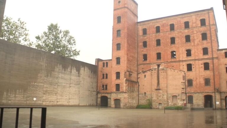 La polizia vieta la distribuzione di un giornale antifascista