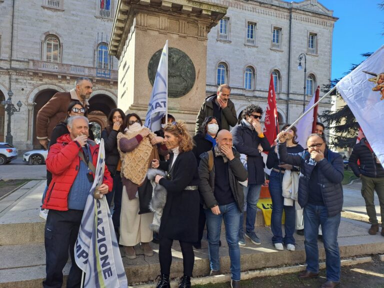 Oltre 200 persone al presidio Rai a Perugia. Articolo 21, Cgil, Udu, Arci, Libera e altre associazioni