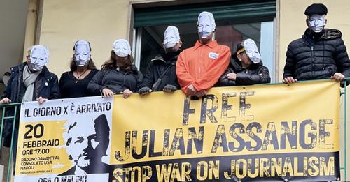 Assange, a Napoli striscione sulla sede del sindacato giornalisti