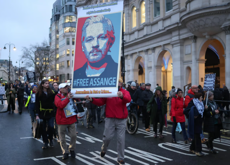 Nel verdetto su Assange è in gioco la democrazia