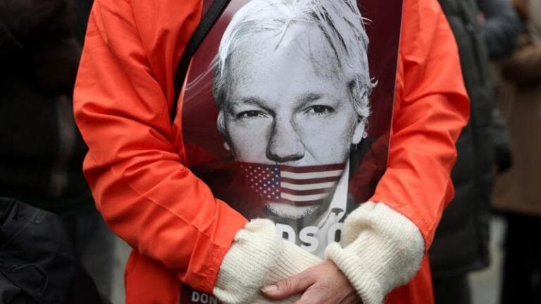 Assange, giornalista da Pulitzer nel fumo di Londra