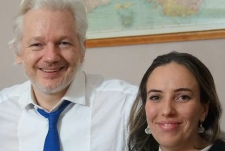 Stella Assange: “Mio marito rischia di morire”