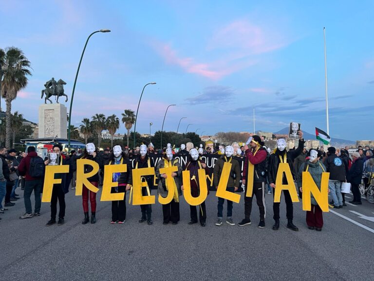 “Il giornalismo non è un crimine”, a Napoli corteo contro l’estradizione di Julian Assange
