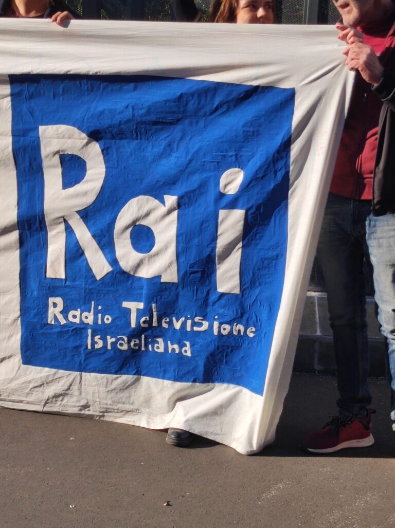 “Contro la vostra censura, stop al genocidio”, lo slogan del corteo sotto la sede Rai