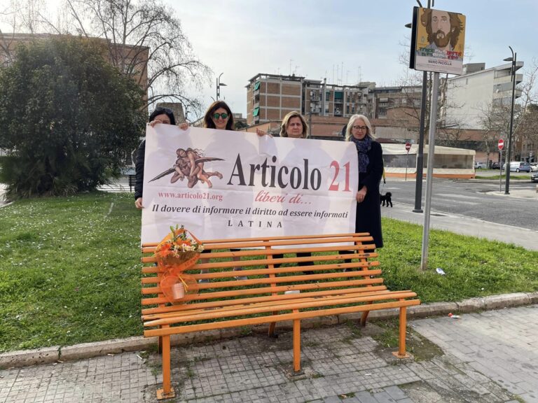 A Latina l’omaggio a Mario Paciolla sulla “sua” panchina arancione