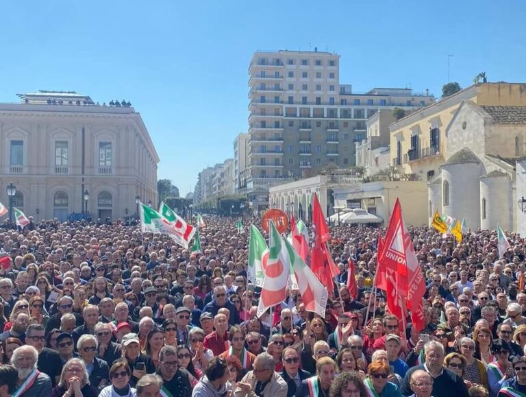 Migliaia a Bari per dire no alla mafia accanto al sindaco