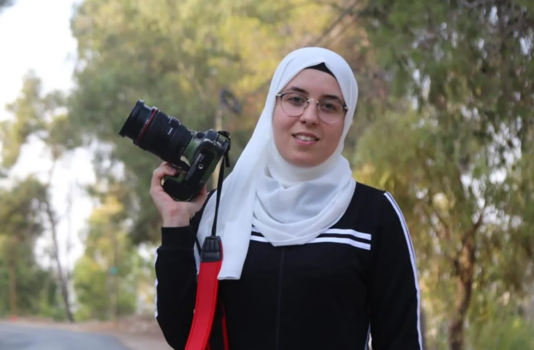 Cisgiordania: picchiata ed arrestata la giornalista e fotoreporter palestinese Bushra Al-Taweel